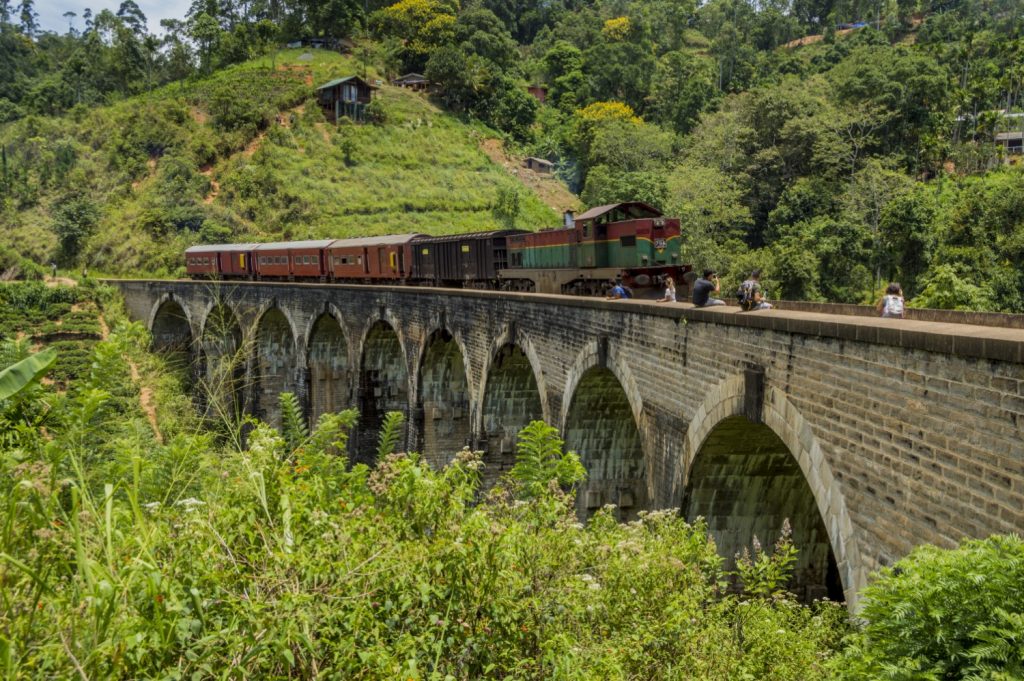 železnica vlak Šrilanka Sri Lanka potovanje pohodništvo Nine Arches Bridge Little Adam's Peak Kandy kamniti most Ella Demodara  