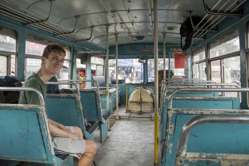 vlak ugodno tuk tuk Šrilanka Sri Lanka SIM kartica priporočila potovanje poceni nasveti nastanitve mobilni internet javni prevoz informacije Azija avtobus 