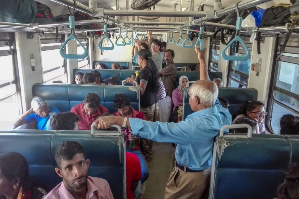 vlak ugodno tuk tuk Šrilanka Sri Lanka SIM kartica priporočila potovanje poceni nasveti nastanitve mobilni internet javni prevoz informacije Azija avtobus 