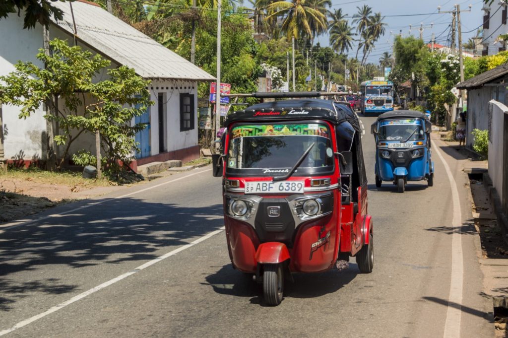 vlak ugodno tuk tuk Šrilanka Sri Lanka SIM kartica priporočila potovanje poceni nasveti nastanitve mobilni internet javni prevoz informacije Azija avtobus 